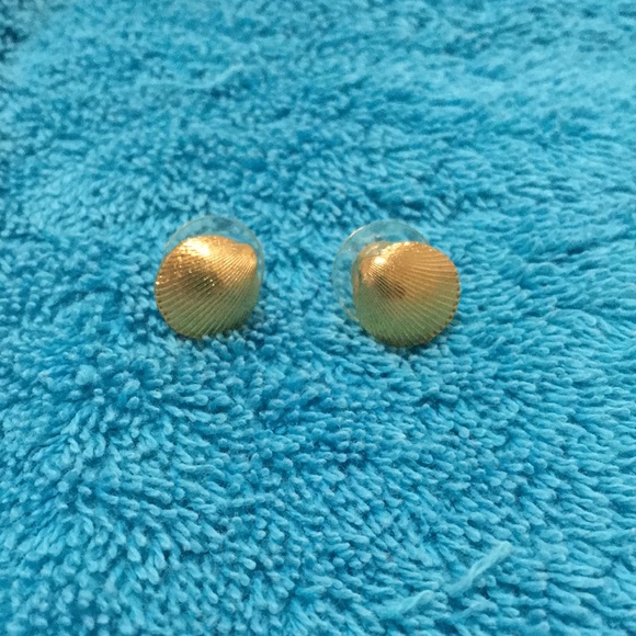 Gold tone sea shell earrings - Picture 1 of 3